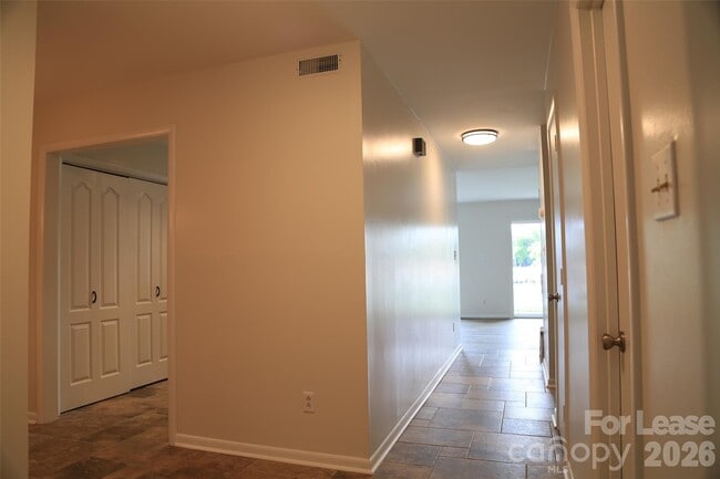 Building Photo - 7423 Mariner Cove Dr