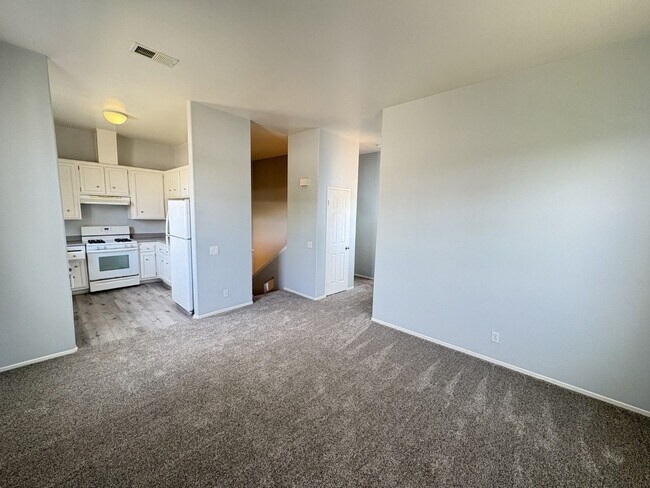 Building Photo - Beach close 4 bedroom, three bath townhous...