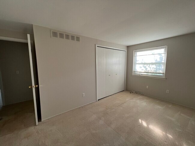 Building Photo - 1891 N Lake Dr