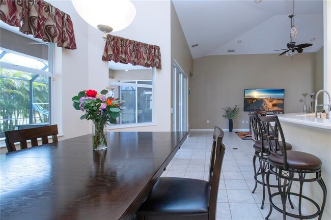 Building Photo - 275 Dahlia Ct