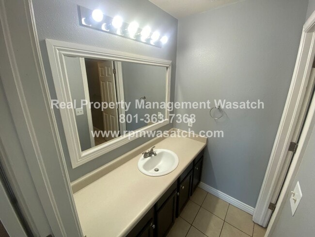 Building Photo - Check Out This 3 bed, 2 bath Condo with Ha...