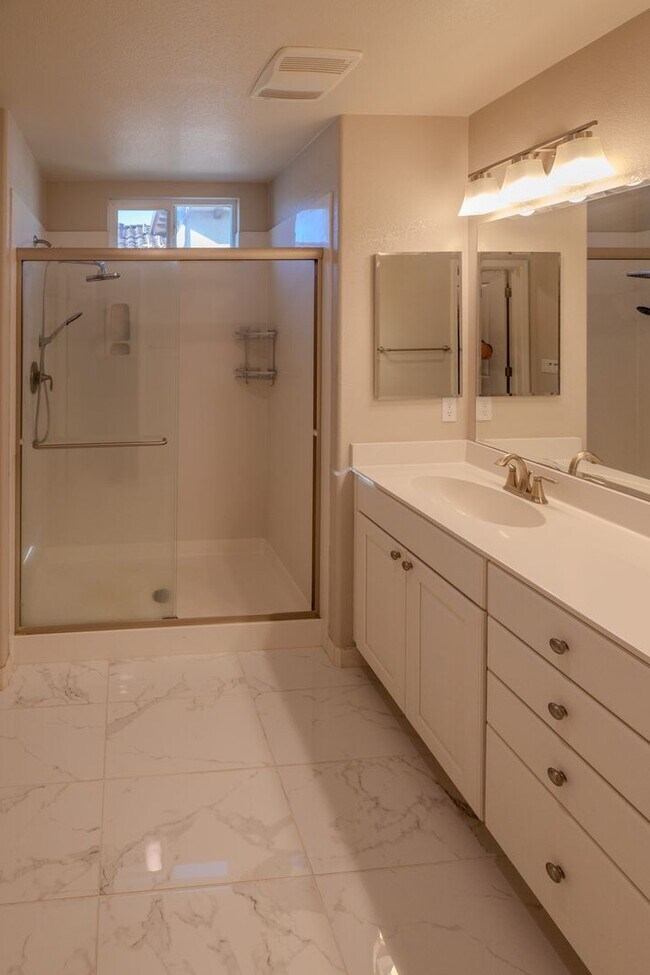 Building Photo - Beautiful two bedroom on Communication Hil...