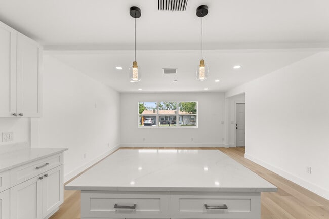 Building Photo - 111 W 35th St