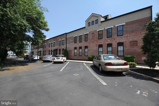 Building Photo - 20 Swan St