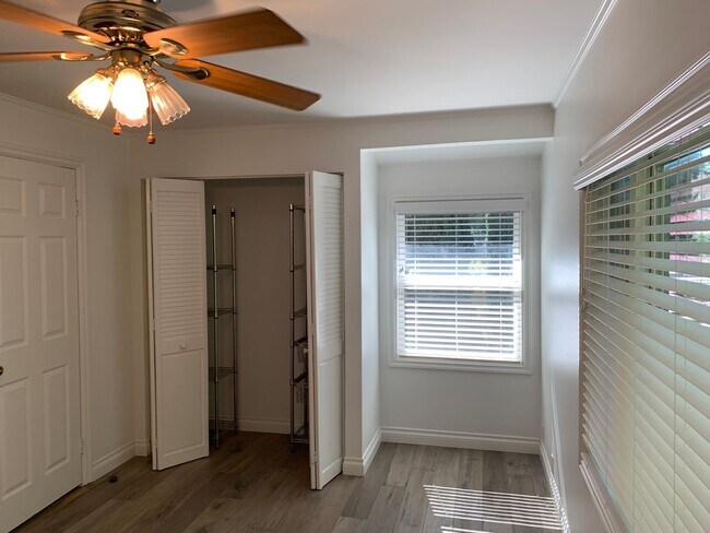 Building Photo - Charming 3+1 Canyon Country Cutie Nestled in the Hills!