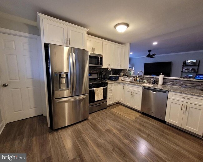 Building Photo - 302 Iris Rd