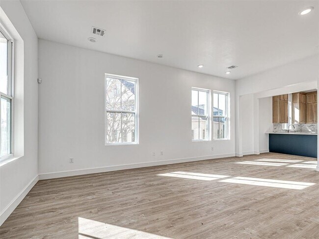 Building Photo - 29615 E Rdg Rd