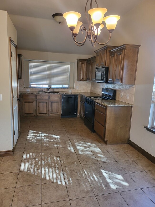 Building Photo - ?Gorgeous Home in the Valencia Neighborhoo...