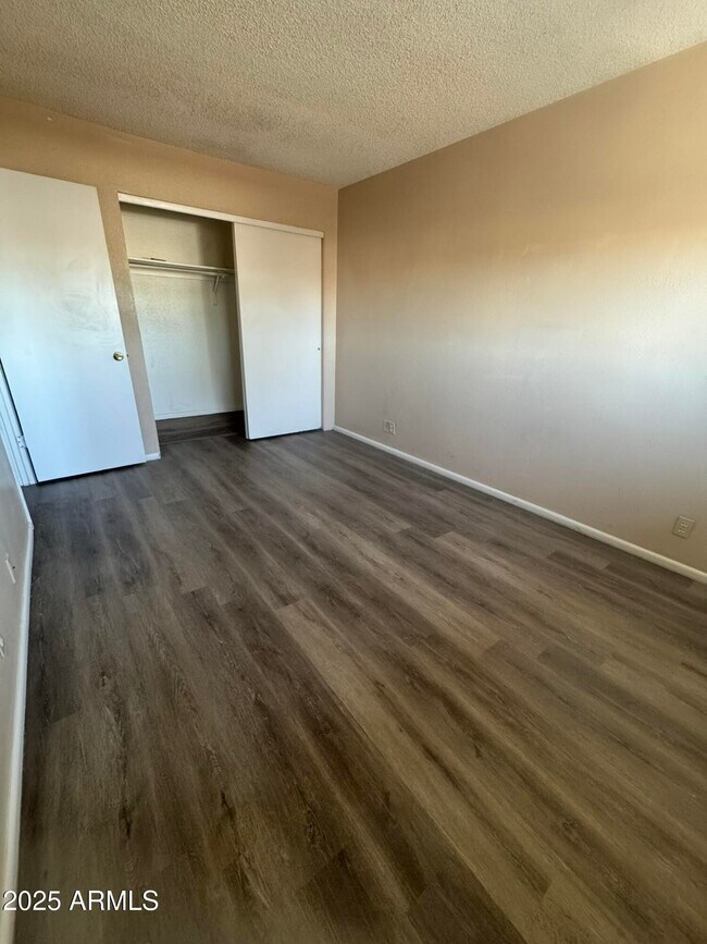 Building Photo - 286 W Palomino Dr