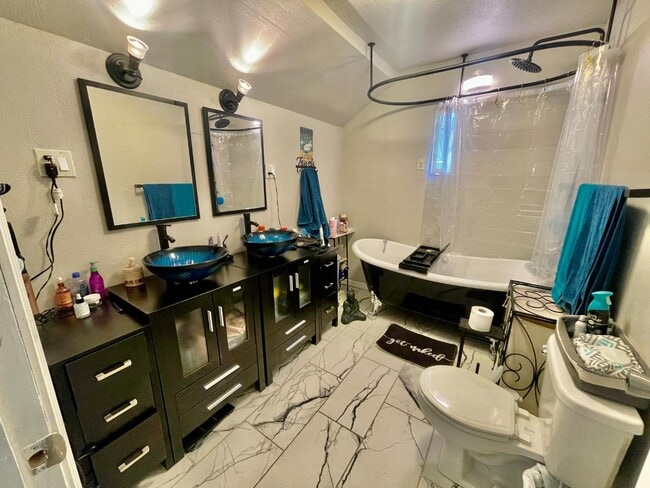 Building Photo - 223 Hemlock Dr