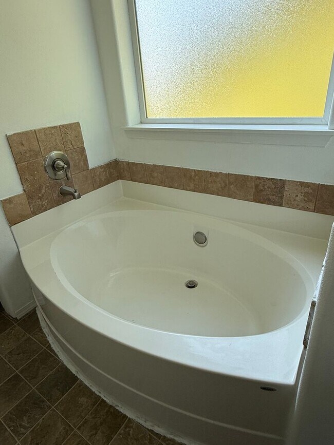 Building Photo - 5 bedroom spanaway home!