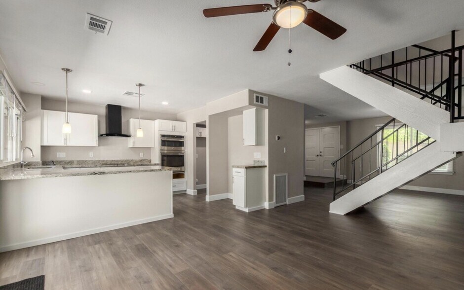 Building Photo - 1623 E Malibu Dr