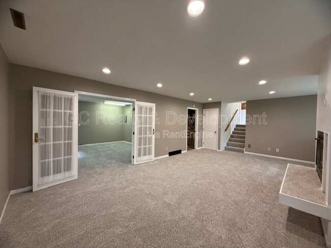 Building Photo - 530 S Prairie St