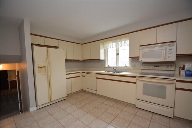 Building Photo - 28 Candlewood Dr
