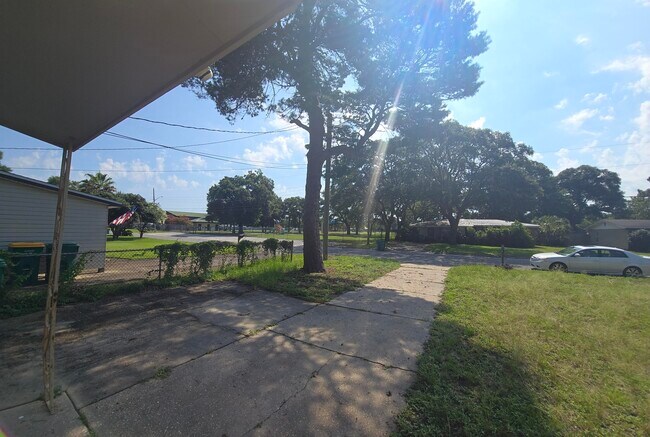 Building Photo - 712 Newport Dr