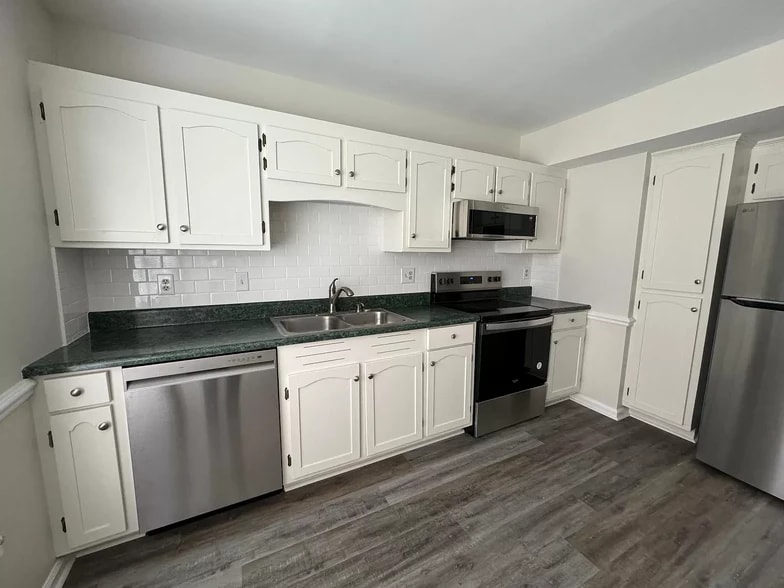 Building Photo - 716 John St