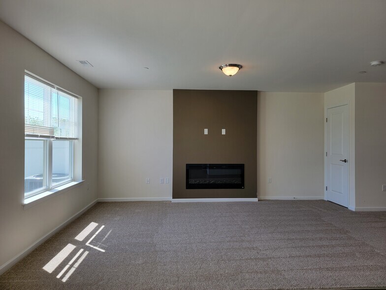 Building Photo - 68 Rollins Ln
