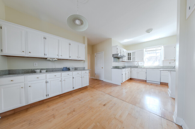 Building Photo - 1648 W Cullerton St