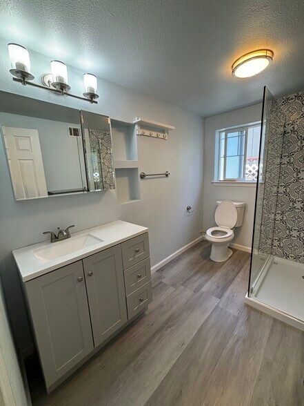 Spacious bathroom - 4460 Stanford Ave