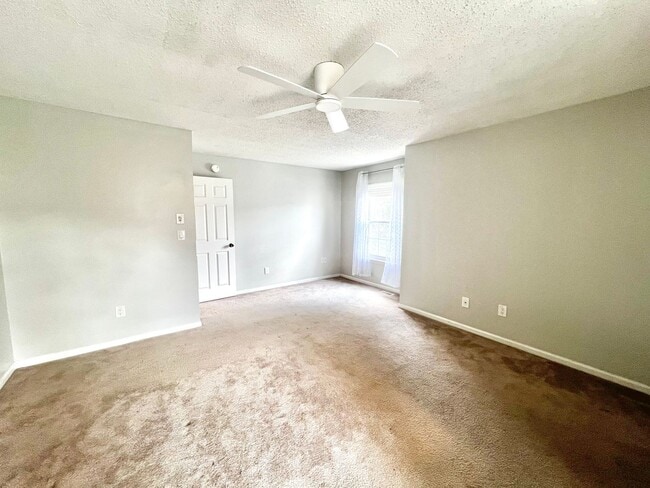 Building Photo - Gorgeous end unit condo