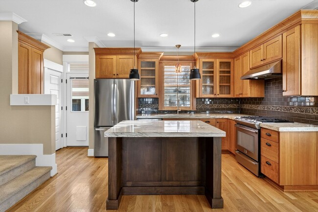 Building Photo - 100 NE Ivy St