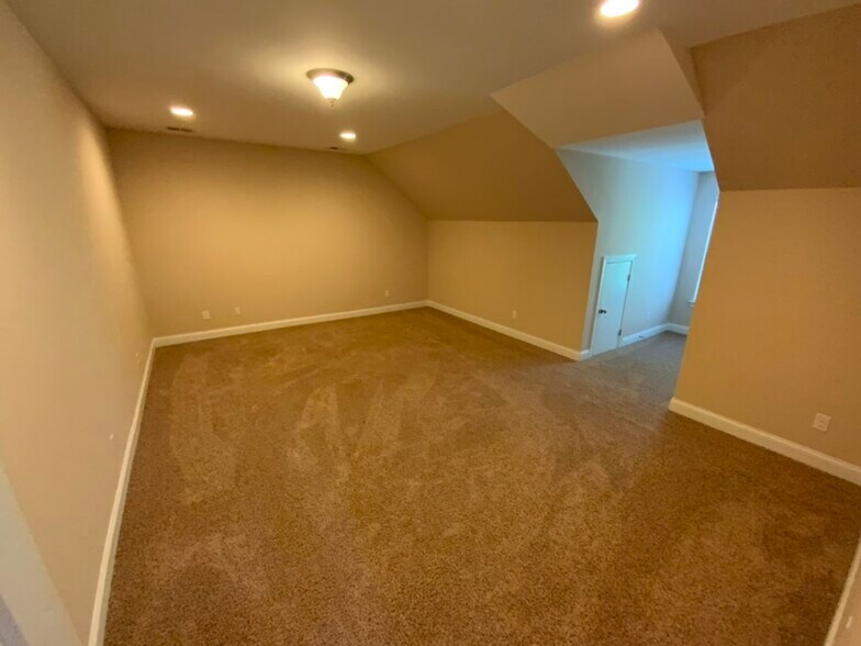 Upstair - Bonus room/Bedroom4 - 10220 vanguard pkwy