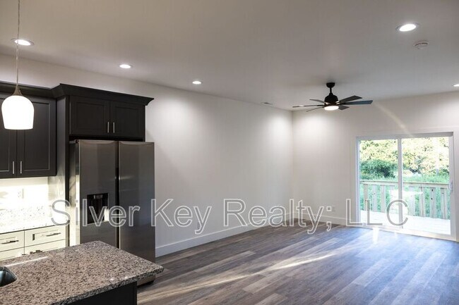 Building Photo - 1985 Highway 411