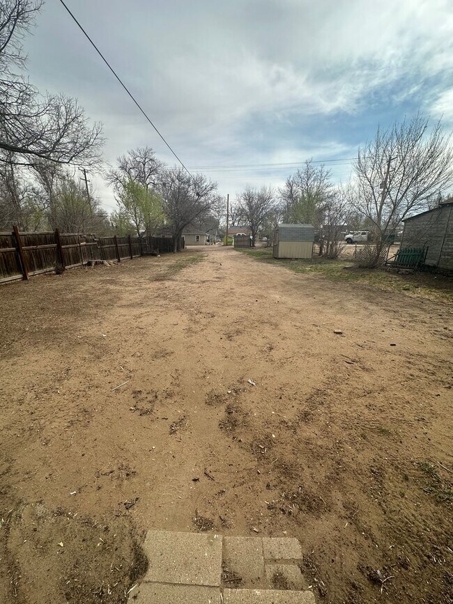 Building Photo - Charming 2 Bedroom House available NOW!