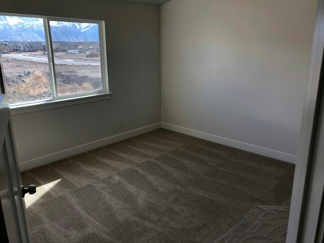 Building Photo - 594 N 260 W