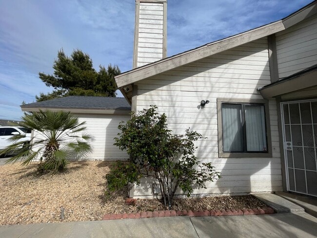 Building Photo - Charming Home in Hesperia- HOA Community- 3 Bedrooms, 2 Bathrooms, Community Park