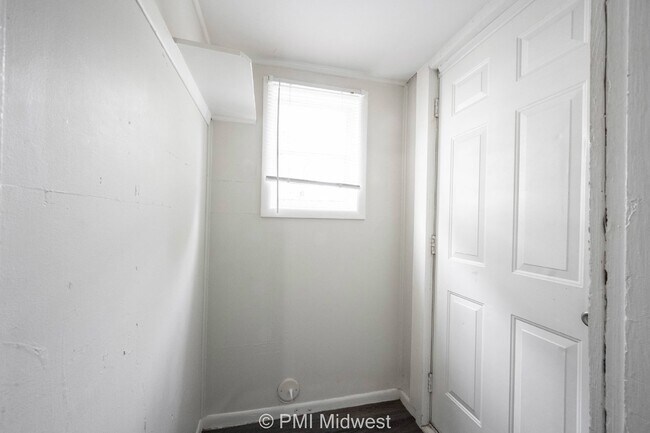 Building Photo - Charming 2-Bed, 2-Bath Duplex in Indianapolis