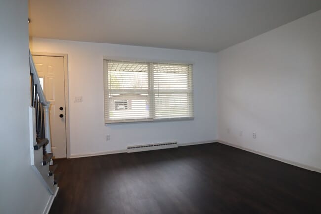 Building Photo - 3 Bedroom Duplex