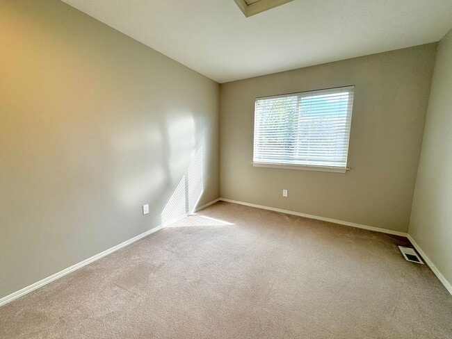 Building Photo - 3 Bd/2.5 Ba Newcastle Home