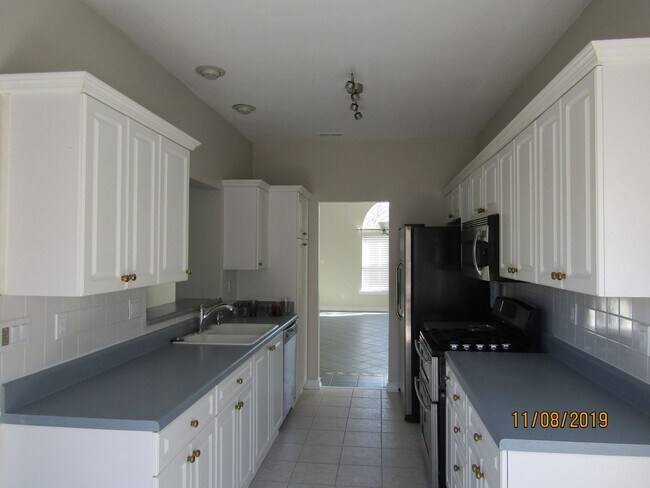 Building Photo - Weeping Cedar Trail