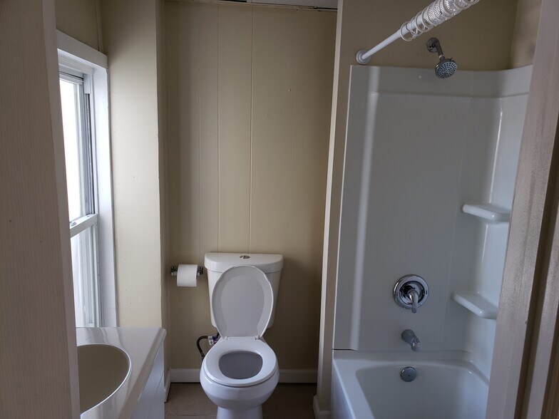 Building Photo - 121 S 6th St