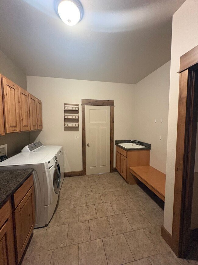 Building Photo - 3114 Madrona Ln