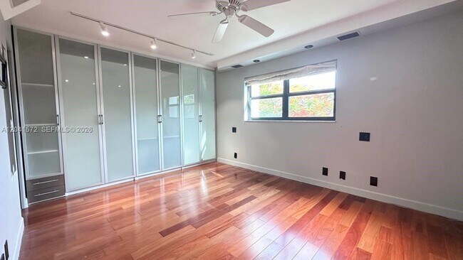 Building Photo - 900 River Reach Dr