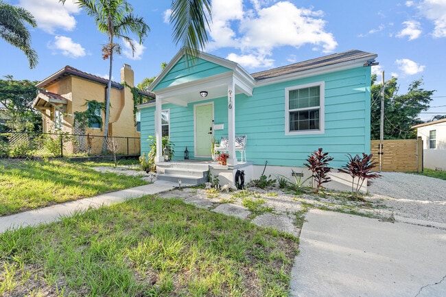 Building Photo - 916 30th Ct