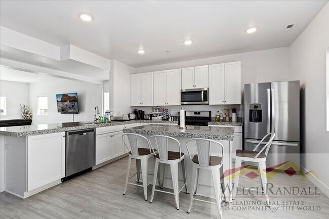 Building Photo - Townhome with Style and Space Close to Dow...
