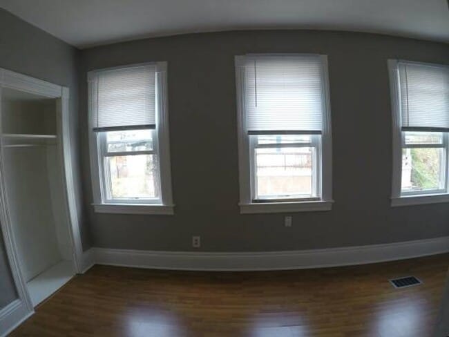 Building Photo - 2 Bedroom Single Family Mt Washington!