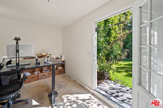 Building Photo - 2124 Hillsboro Ave