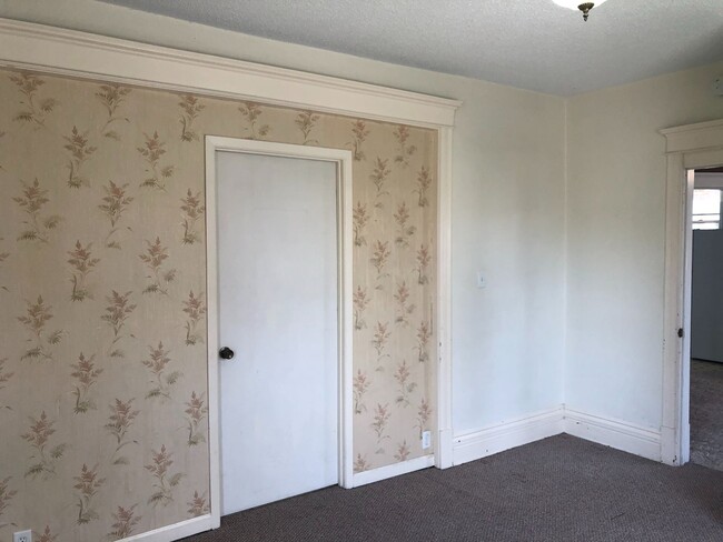 Building Photo - 1st Floor 2 Bedroom Apartment w/ Private Basement - Available July 1st