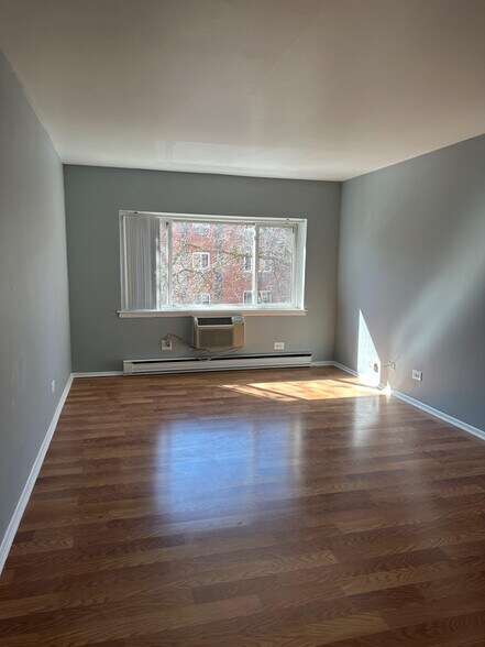 Building Photo - 3825 N Pine Grove Ave