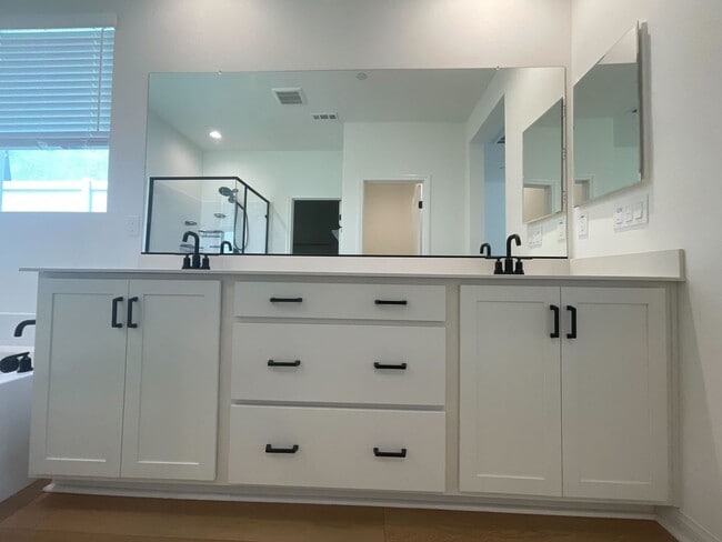 Building Photo - Comfortable & Convenient Living in the Hea...