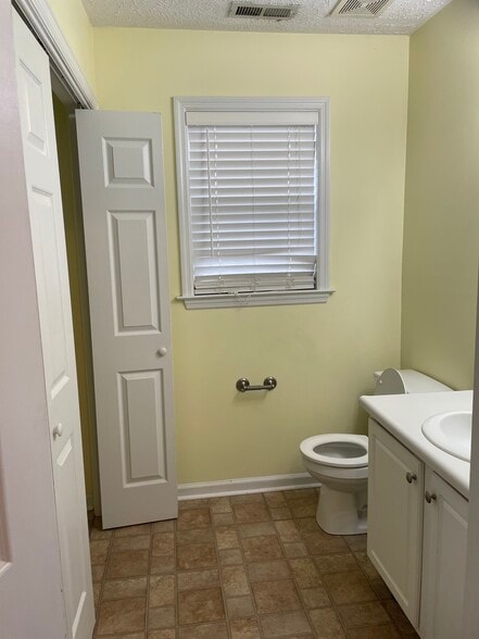 Building Photo - 122 Mosswood Dr