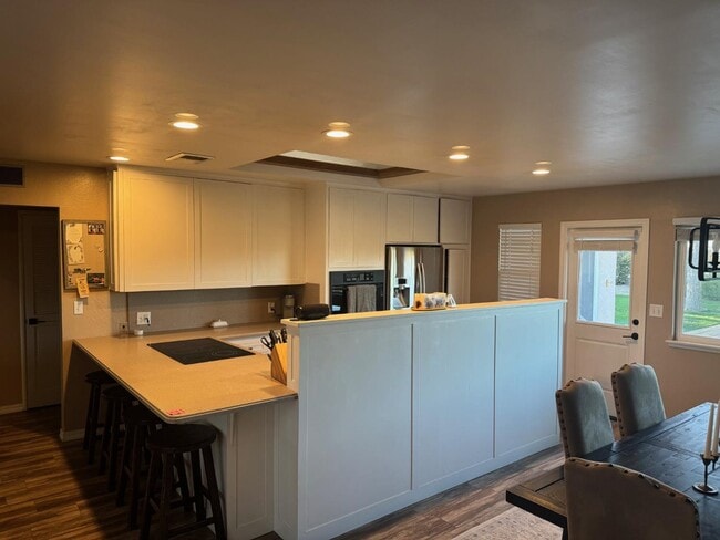 Building Photo - 779 Almond Dr