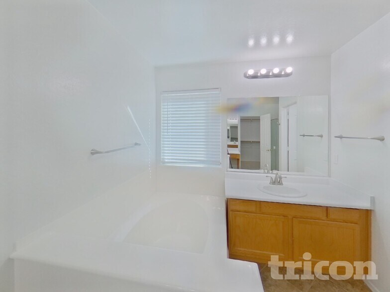 Building Photo - 43738 Elm Dr