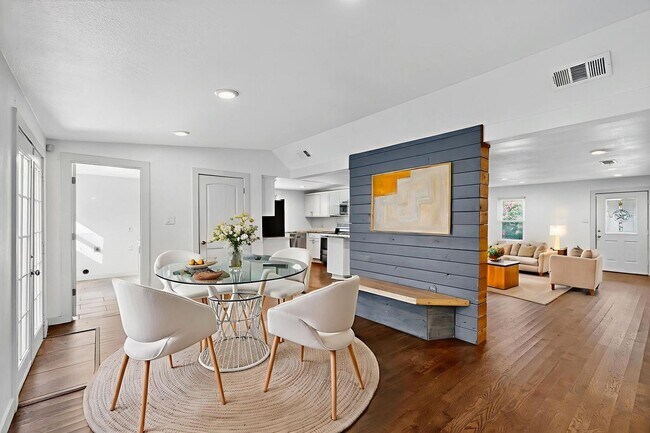 Building Photo - 8919 San Fernando Way