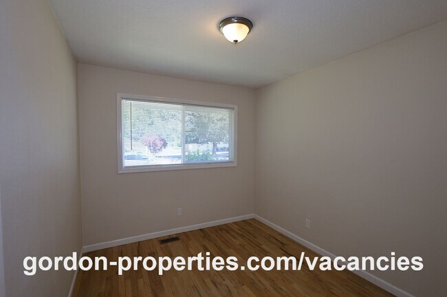 Building Photo - 10851 SE Garrett Dr