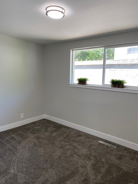 Building Photo - 370 N 200 E